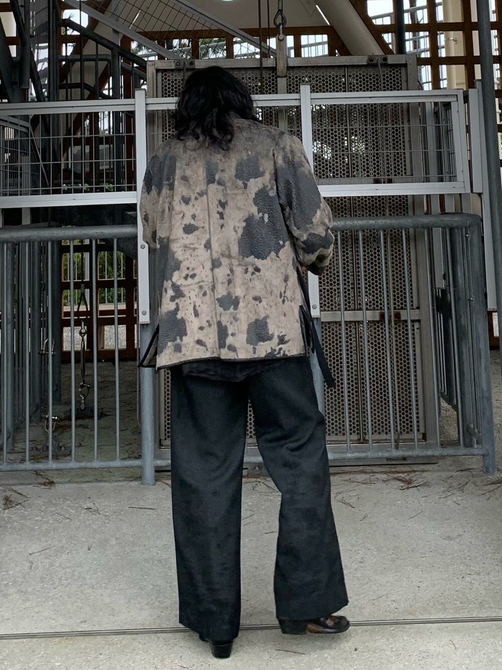 ブラック系のシューズ、ブラウン系のスラックス、ブラック系のシャツ/ブラウスを着用したメンズの秋コーディネートの2枚目の写真