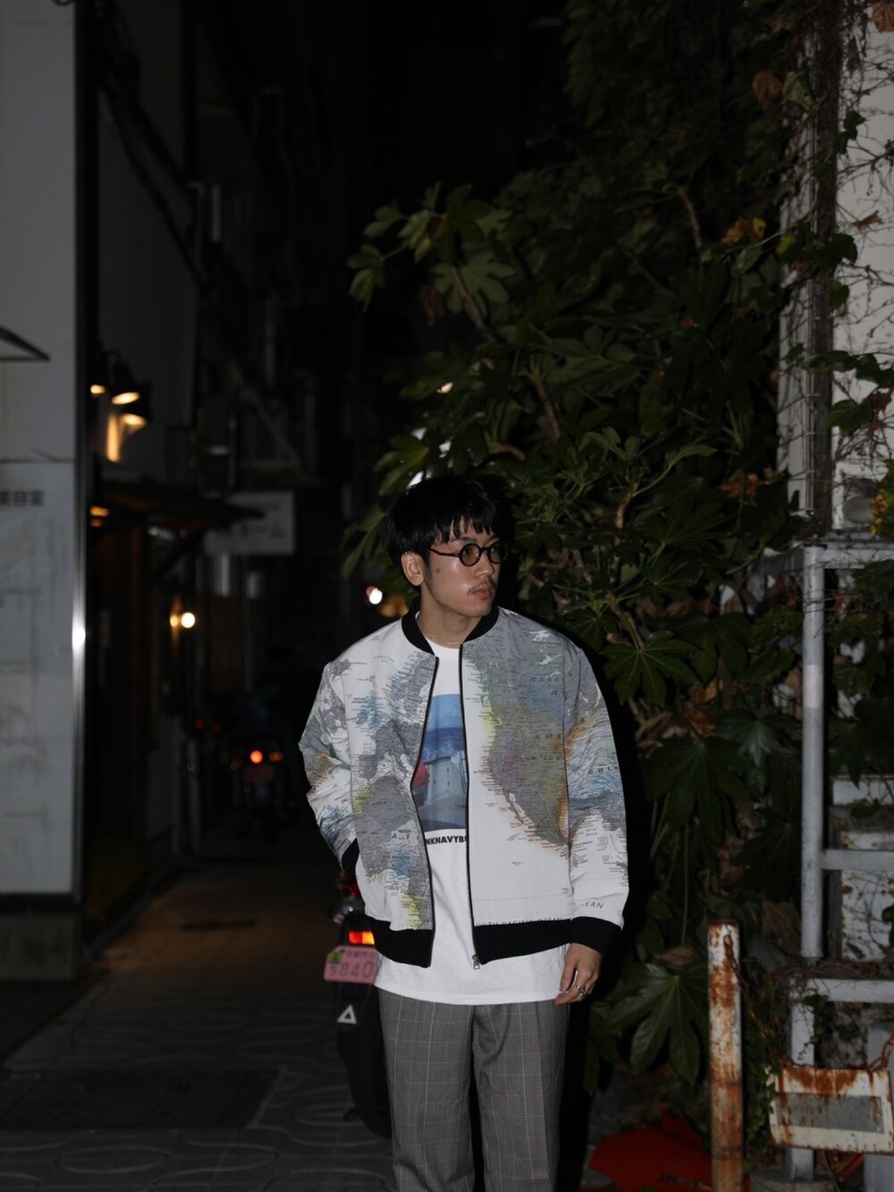 ホワイト系のTシャツ/カットソー、その他のジャケット/アウター、その他のサングラスを着用したメンズの夏コーディネートの2枚目の写真