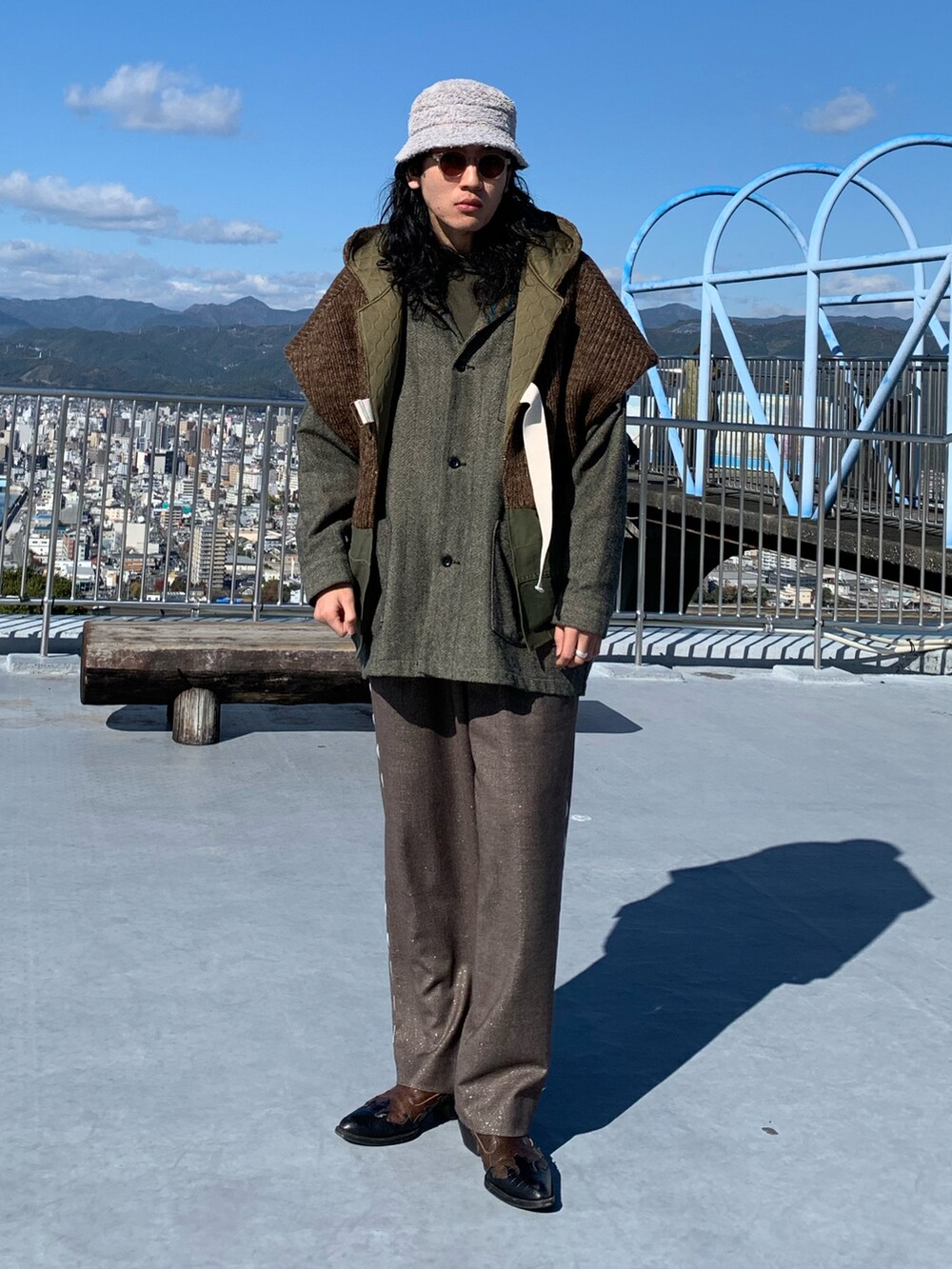 ブラック系のシューズ、ブラウン系のパンツ、グレー系のジャケット/アウターを着用したメンズの秋コーディネートの2枚目の写真