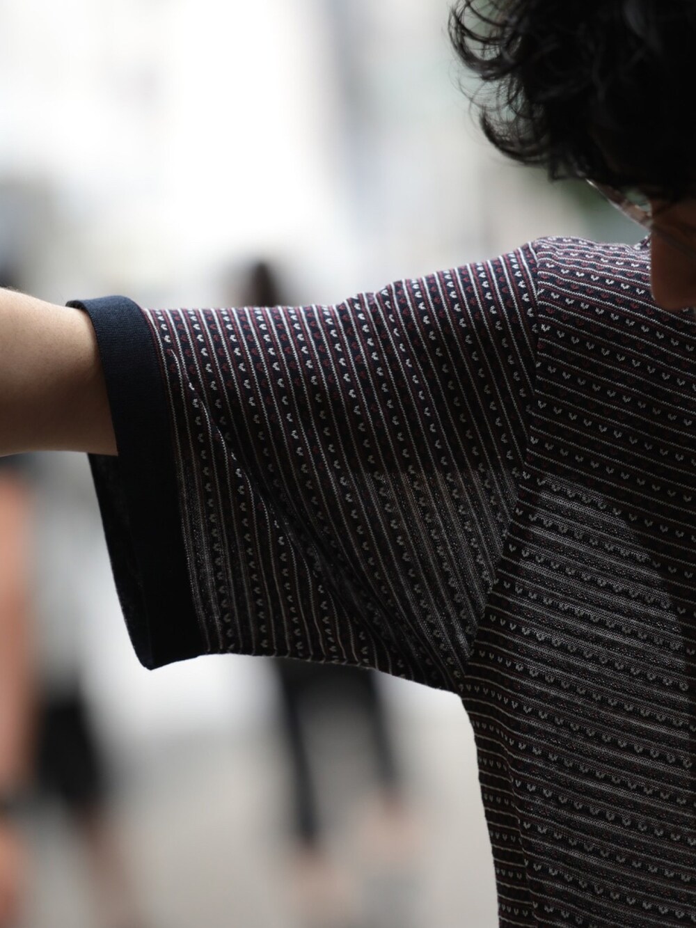 ブラック系のトップスを着用したメンズの春コーディネートの2枚目の写真