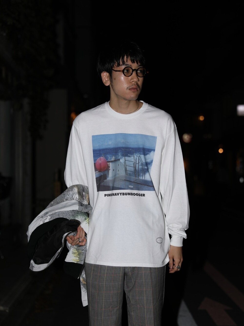 ホワイト系のTシャツ/カットソー、その他のジャケット/アウター、その他のサングラスを着用したメンズの夏コーディネートの3枚目の写真