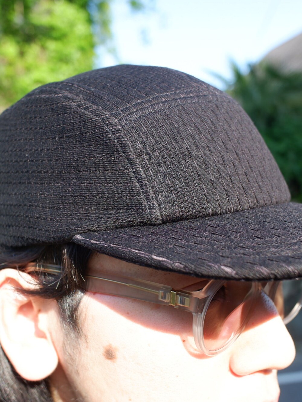 ブラック系のスニーカー、ブルー系のデニムパンツ、ブルー系のTシャツ/カットソーを着用したメンズの春コーディネートの2枚目の写真