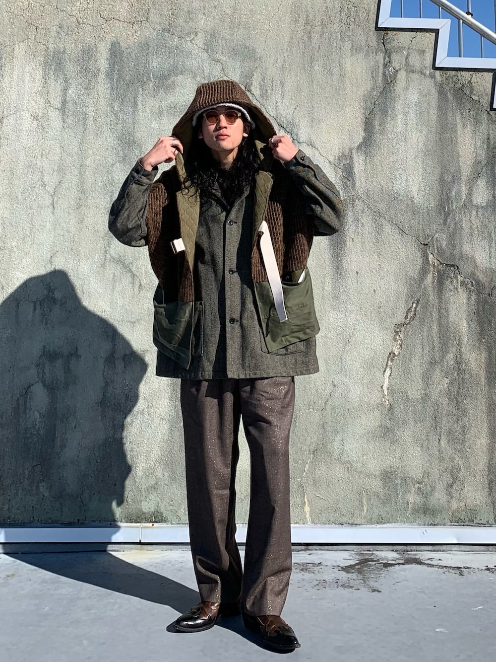 ブラック系のシューズ、ブラウン系のパンツ、グレー系のジャケット/アウターを着用したメンズの秋コーディネートの3枚目の写真