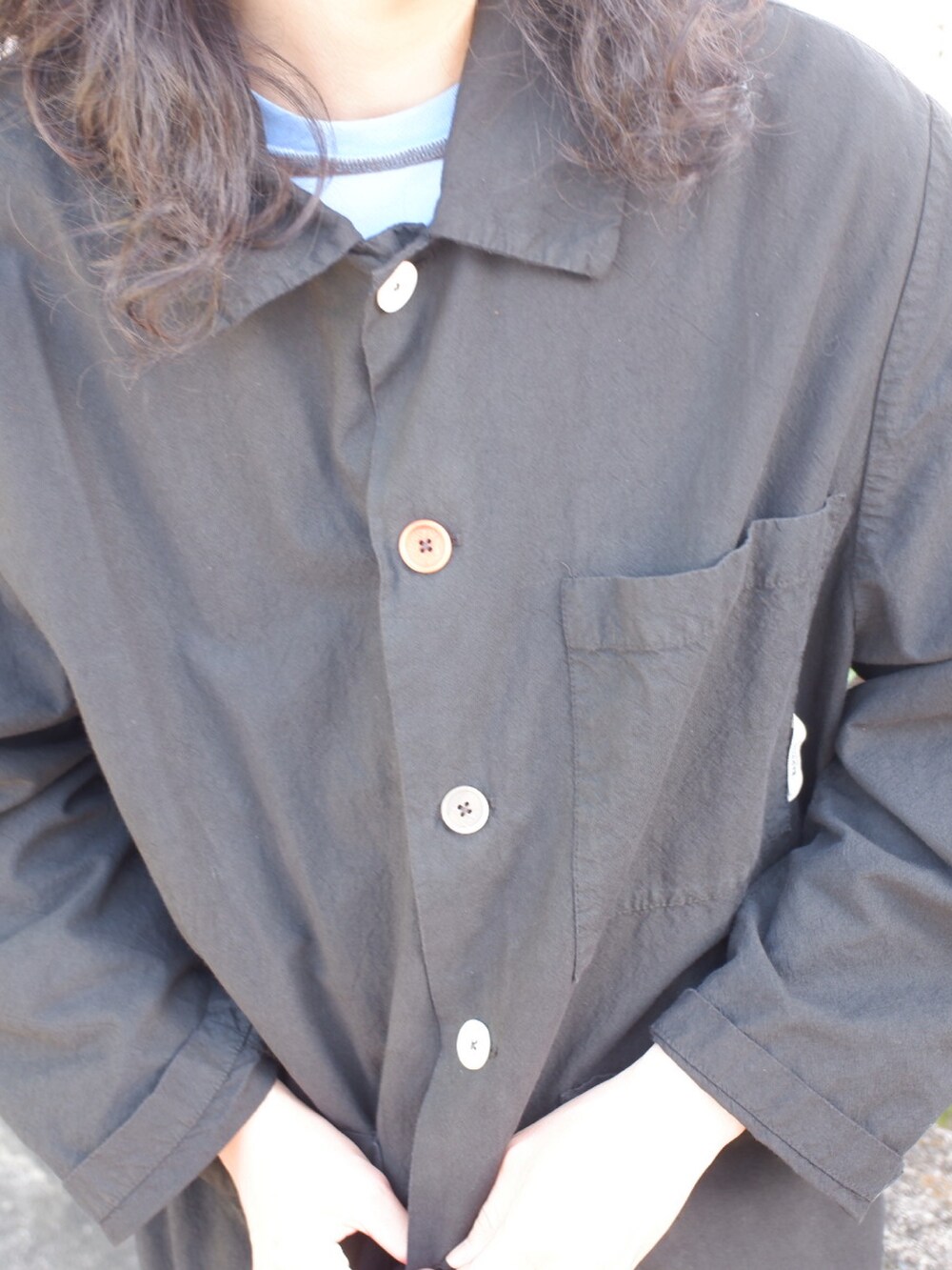 ブラック系のスニーカー、ブルー系のデニムパンツ、ブルー系のTシャツ/カットソーを着用したメンズの春コーディネートの3枚目の写真