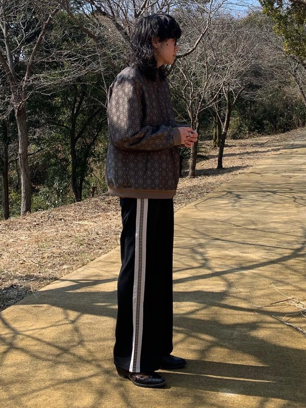 その他のジャケット/アウター、ブラック系のその他パンツ、ブラック系のシューズを着用したメンズの冬コーディネートの2枚目の写真