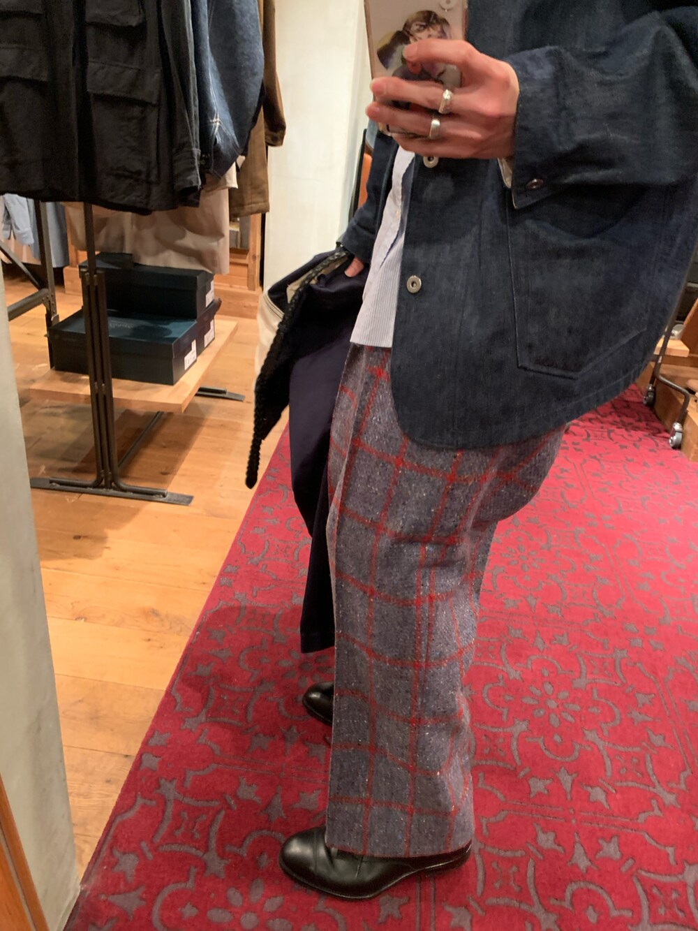 ブラック系のドレスシューズ、その他のパンツ、ブルー系のジャケット/アウターを着用したメンズの冬コーディネートの3枚目の写真