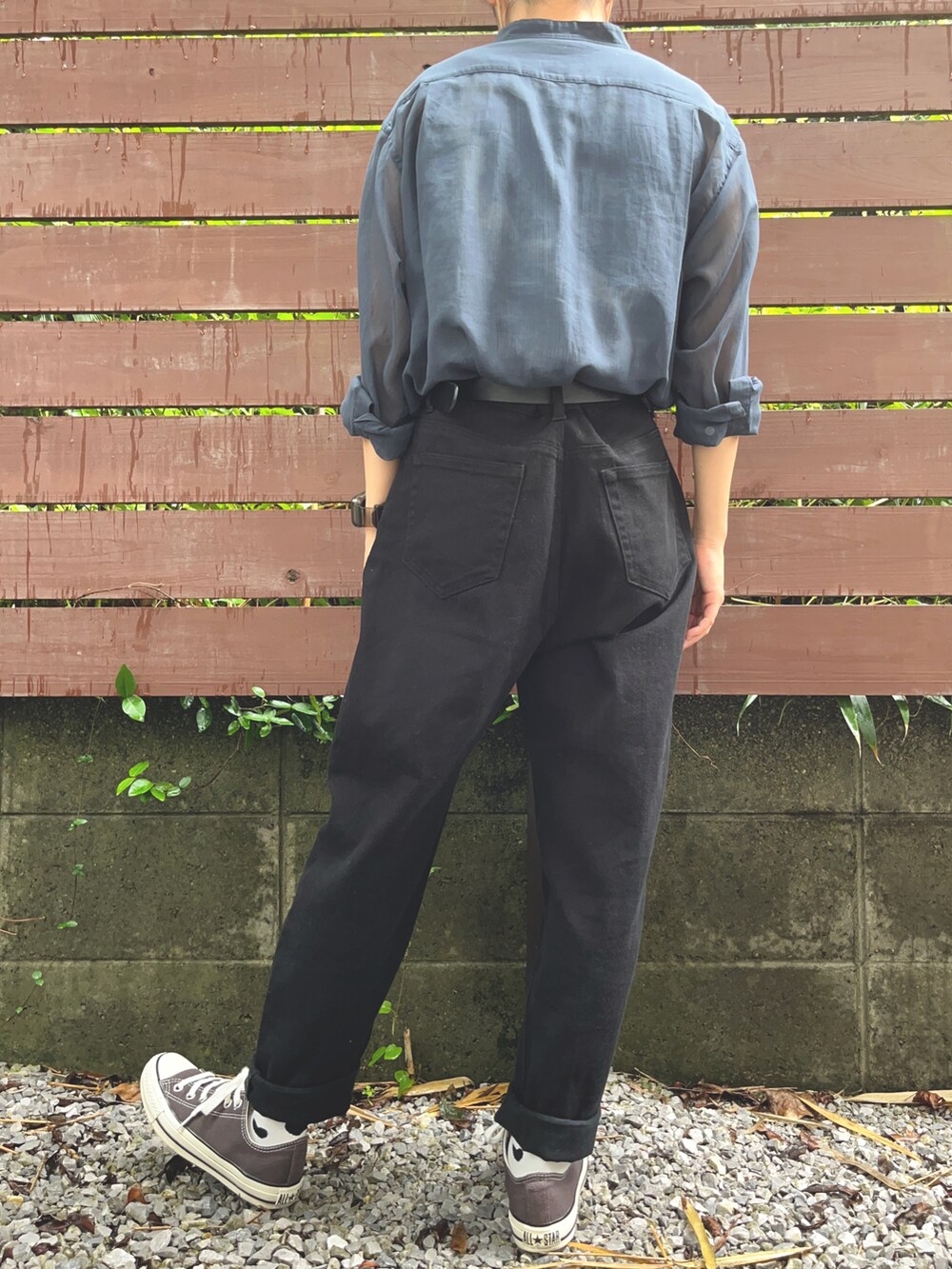 ブラック系のデニムパンツ、ブラック系のスニーカー、ブラック系のシャツ/ブラウスを着用したレディースの秋コーディネートの2枚目の写真