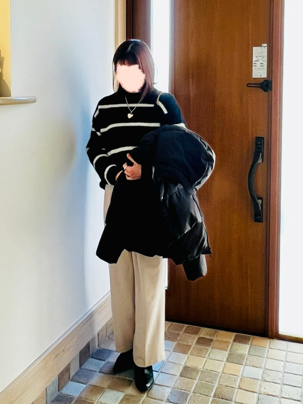 ブルー系のニット/セーター、ベージュ系のその他パンツ、ブラック系のブルゾンを着用したレディースの冬コーディネートの3枚目の写真