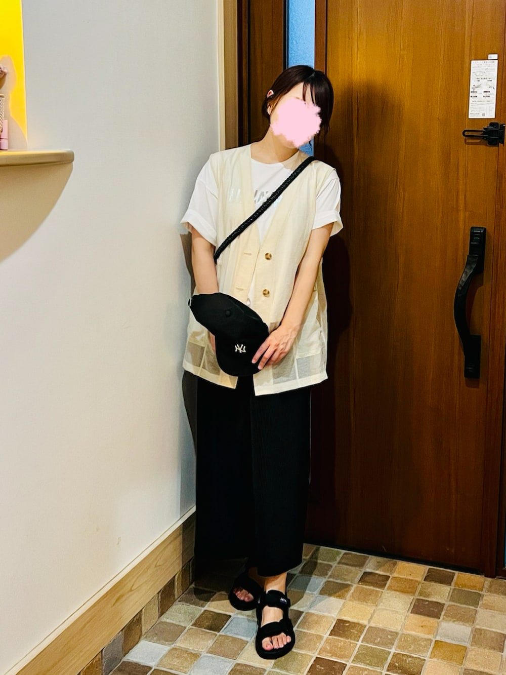 ブラック系のスカート、ブラック系のサンダル、ホワイト系のジャケット/アウターを着用したレディースの夏コーディネートの2枚目の写真
