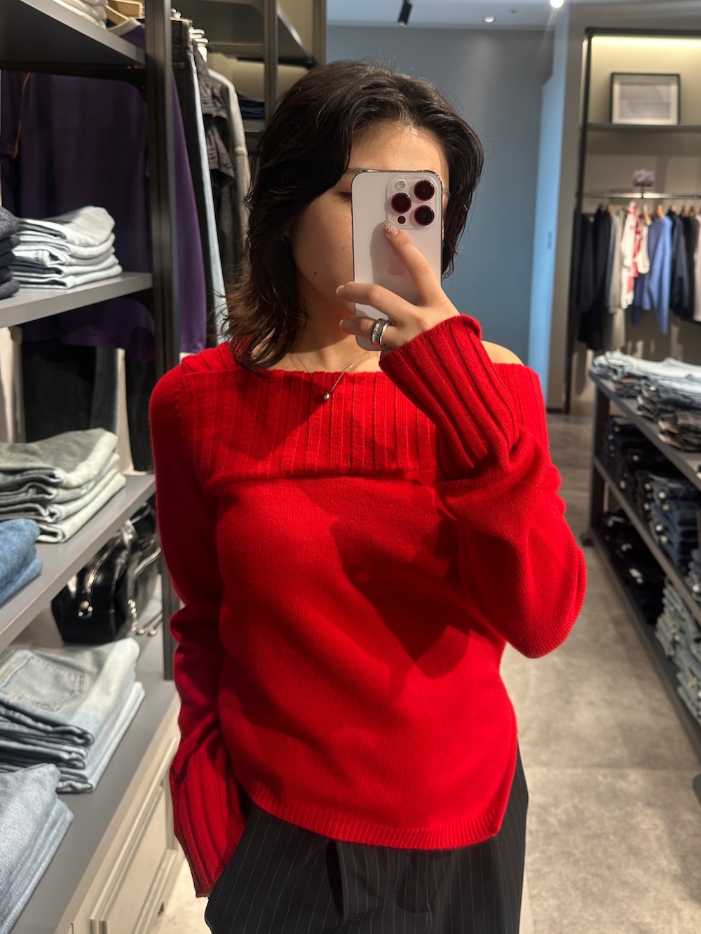 レッド系のニット/セーター、ブラック系のその他パンツ、ブラウン系のローファーを着用したレディースの秋コーディネートの5枚目の写真