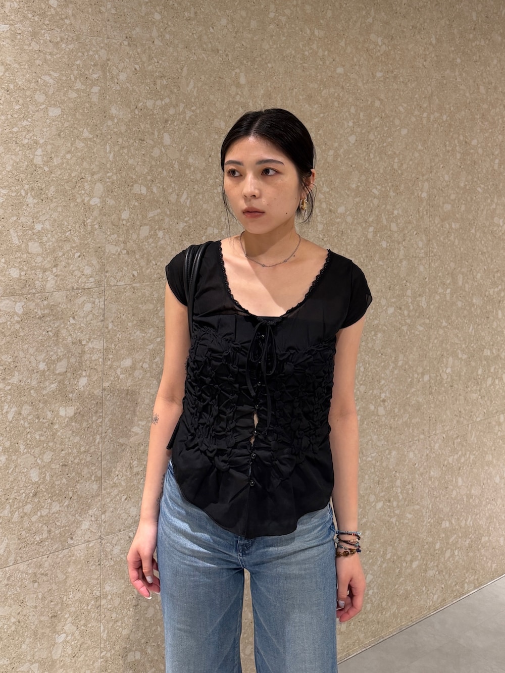 ブラック系のTシャツ/カットソー、ブルー系のデニムパンツ、ブラック系のブーツを着用したレディースの夏コーディネートの5枚目の写真