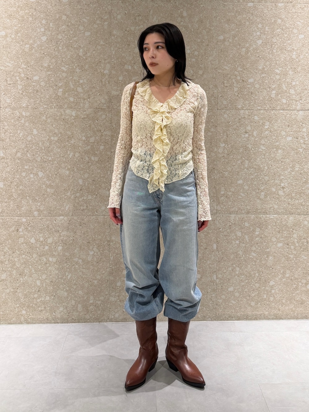 ホワイト系のシャツ/ブラウス、ブルー系のデニムパンツ、ブラウン系のブーツを着用したレディースの春コーディネートの3枚目の写真