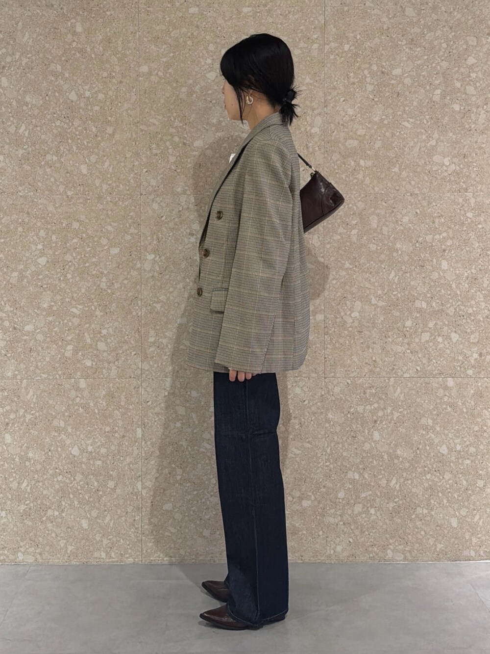 ベージュ系のその他アウター、ホワイト系のニット/セーター、ブルー系のデニムパンツを着用したレディースの秋コーディネートの3枚目の写真