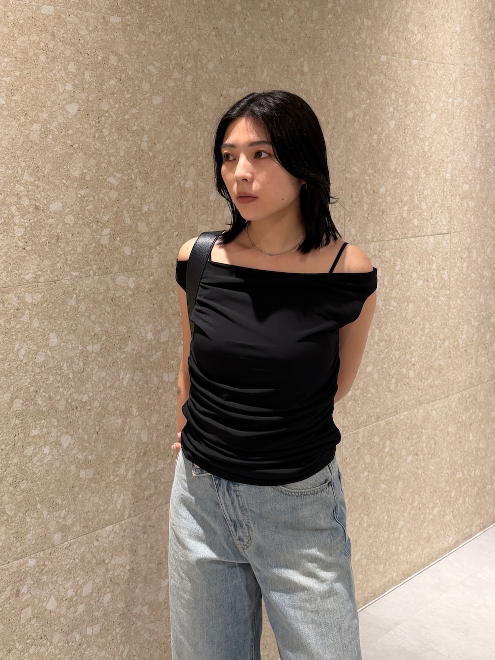 ブルー系のデニムパンツ、ブラック系のブーツ、ブラック系のTシャツ/カットソーを着用したレディースの夏コーディネートの4枚目の写真