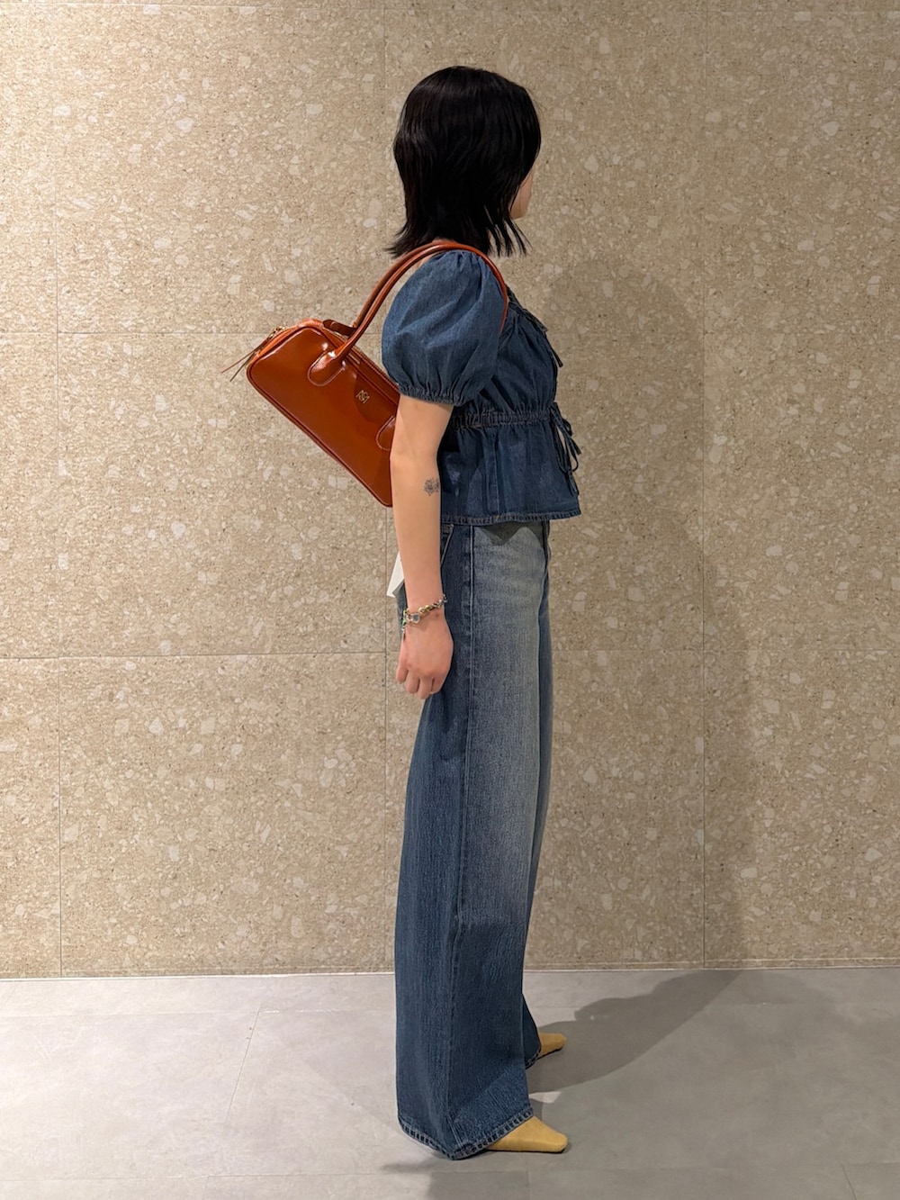 ブルー系のシャツ/ブラウス、ブルー系のデニムパンツ、ベージュ系のサンダルを着用したレディースの春コーディネートの4枚目の写真