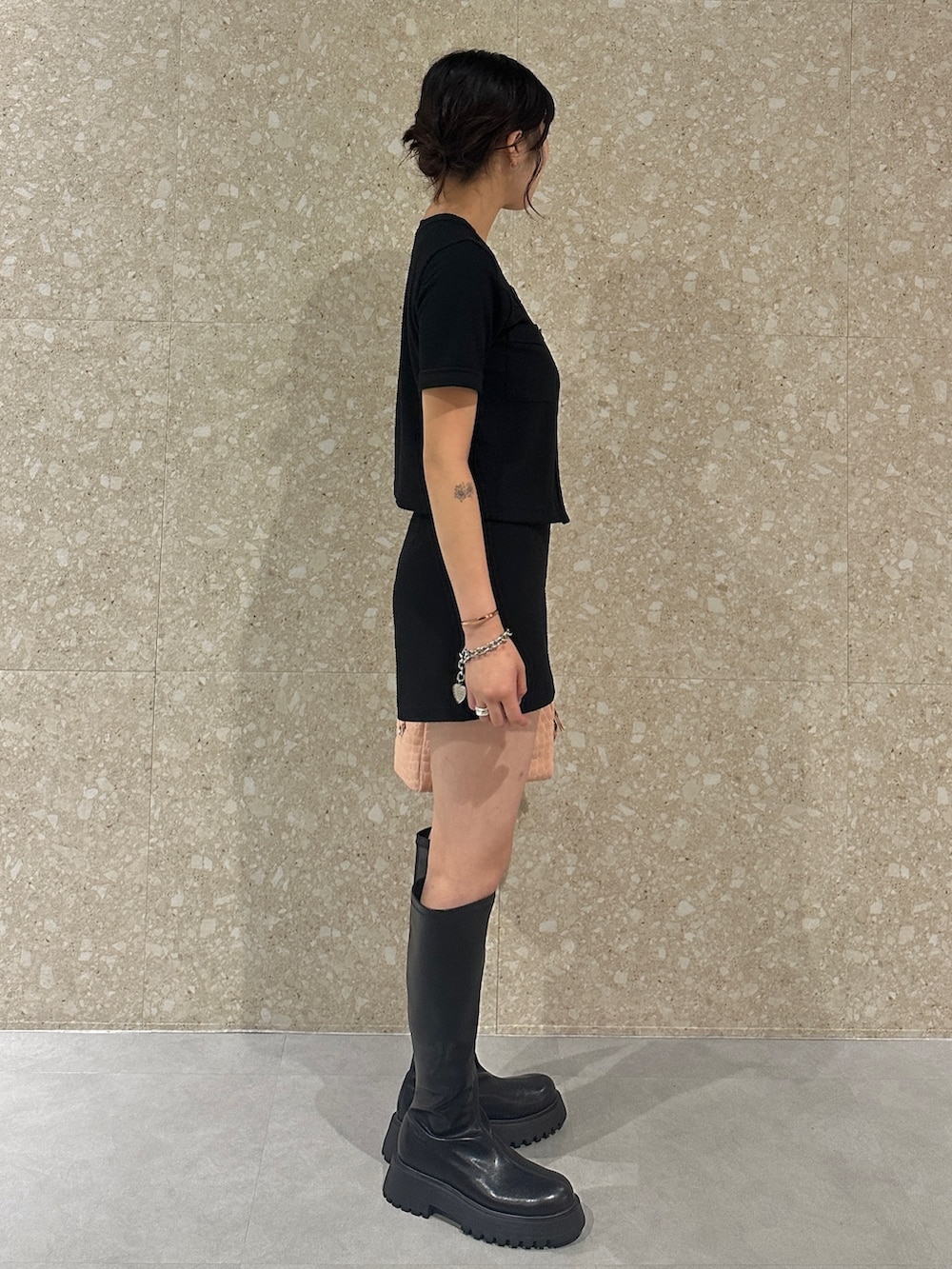 ブラック系のその他パンツ、ブラック系のカーディガン/ボレロ、ブラック系のブーツを着用したレディースの夏コーディネートの4枚目の写真