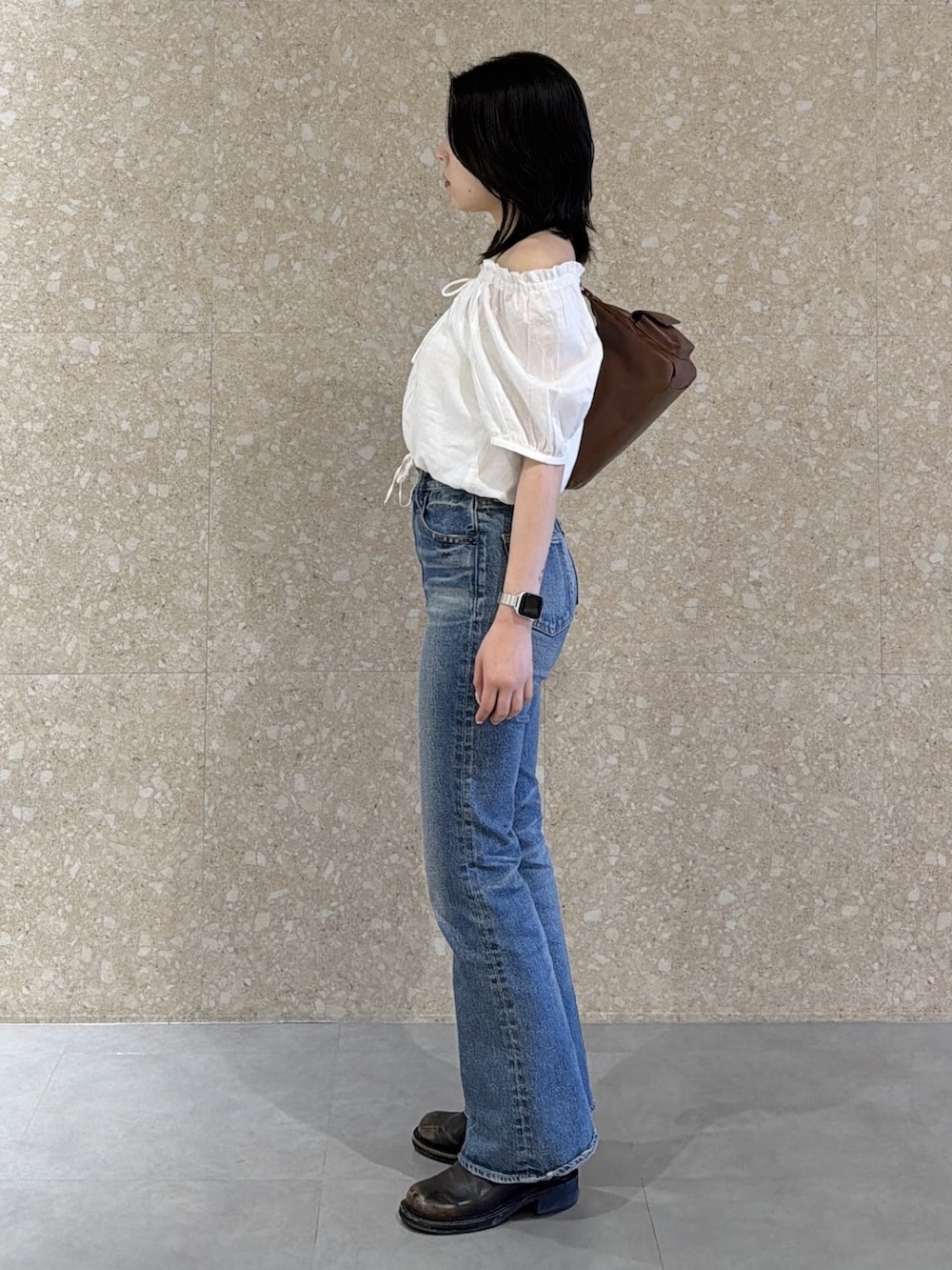 ホワイト系のシャツ/ブラウス、ブルー系のデニムパンツ、ブラウン系のショルダーバッグを着用したレディースの春コーディネートの4枚目の写真