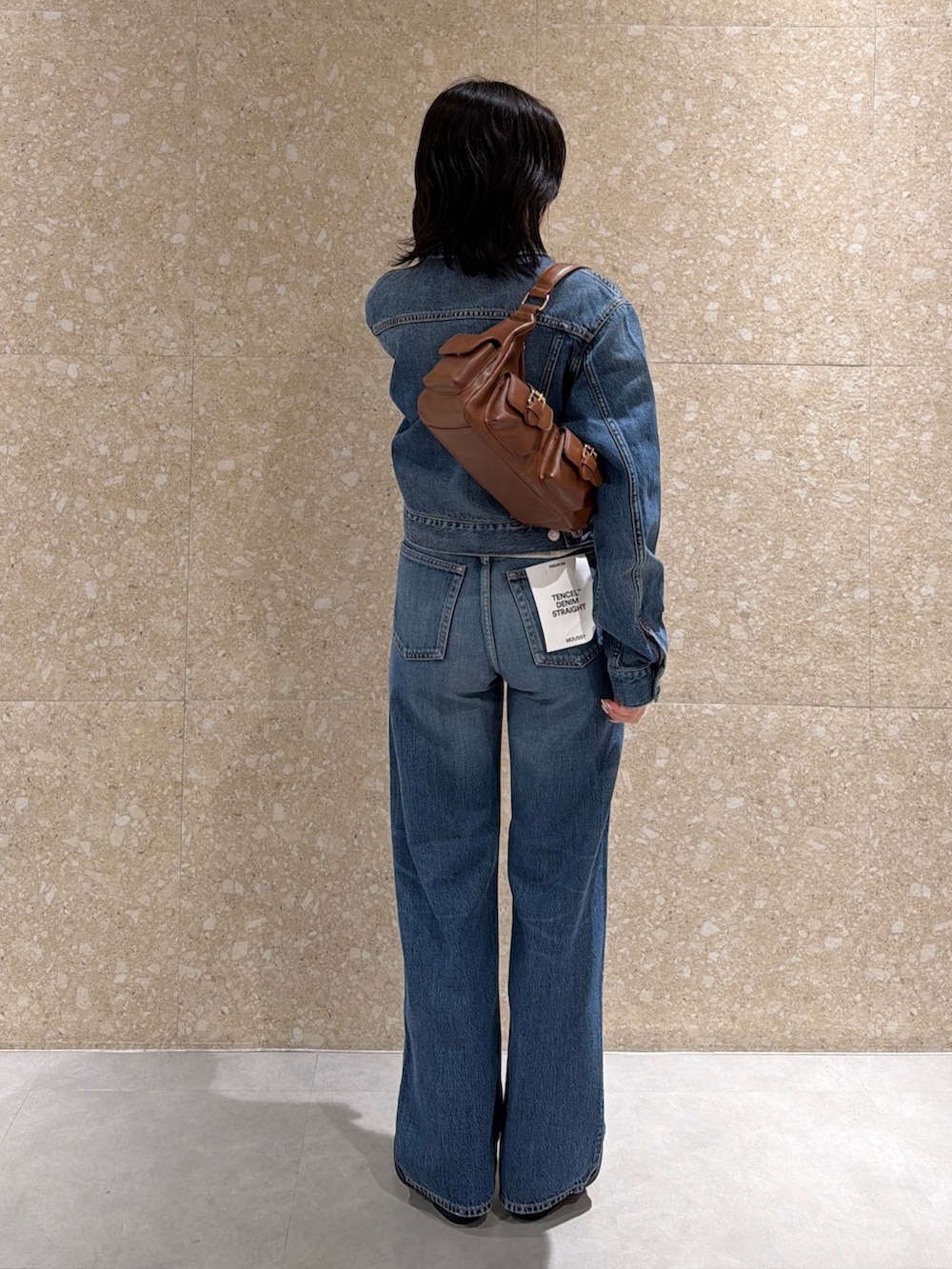 ホワイト系のシャツ/ブラウス、ブルー系のデニムジャケット、ブルー系のデニムパンツを着用したレディースの春コーディネートの3枚目の写真