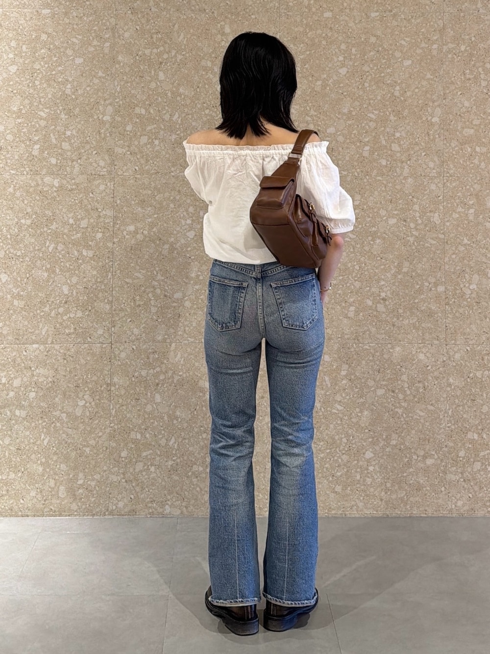 ホワイト系のシャツ/ブラウス、ブルー系のデニムパンツ、ブラウン系のショルダーバッグを着用したレディースの春コーディネートの3枚目の写真