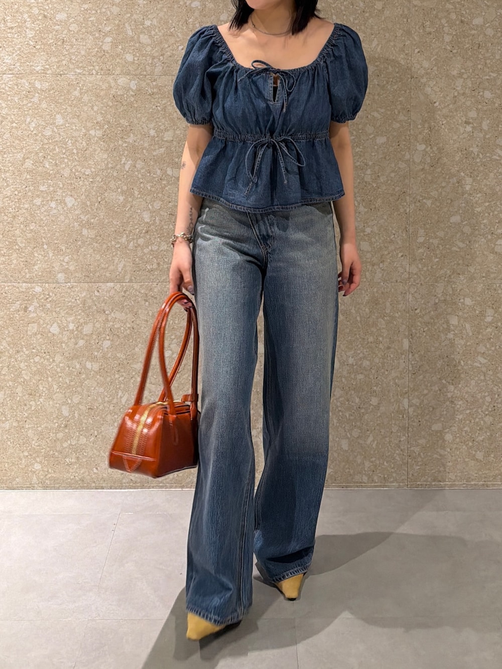 ブルー系のシャツ/ブラウス、ブルー系のデニムパンツ、ベージュ系のサンダルを着用したレディースの春コーディネートの2枚目の写真