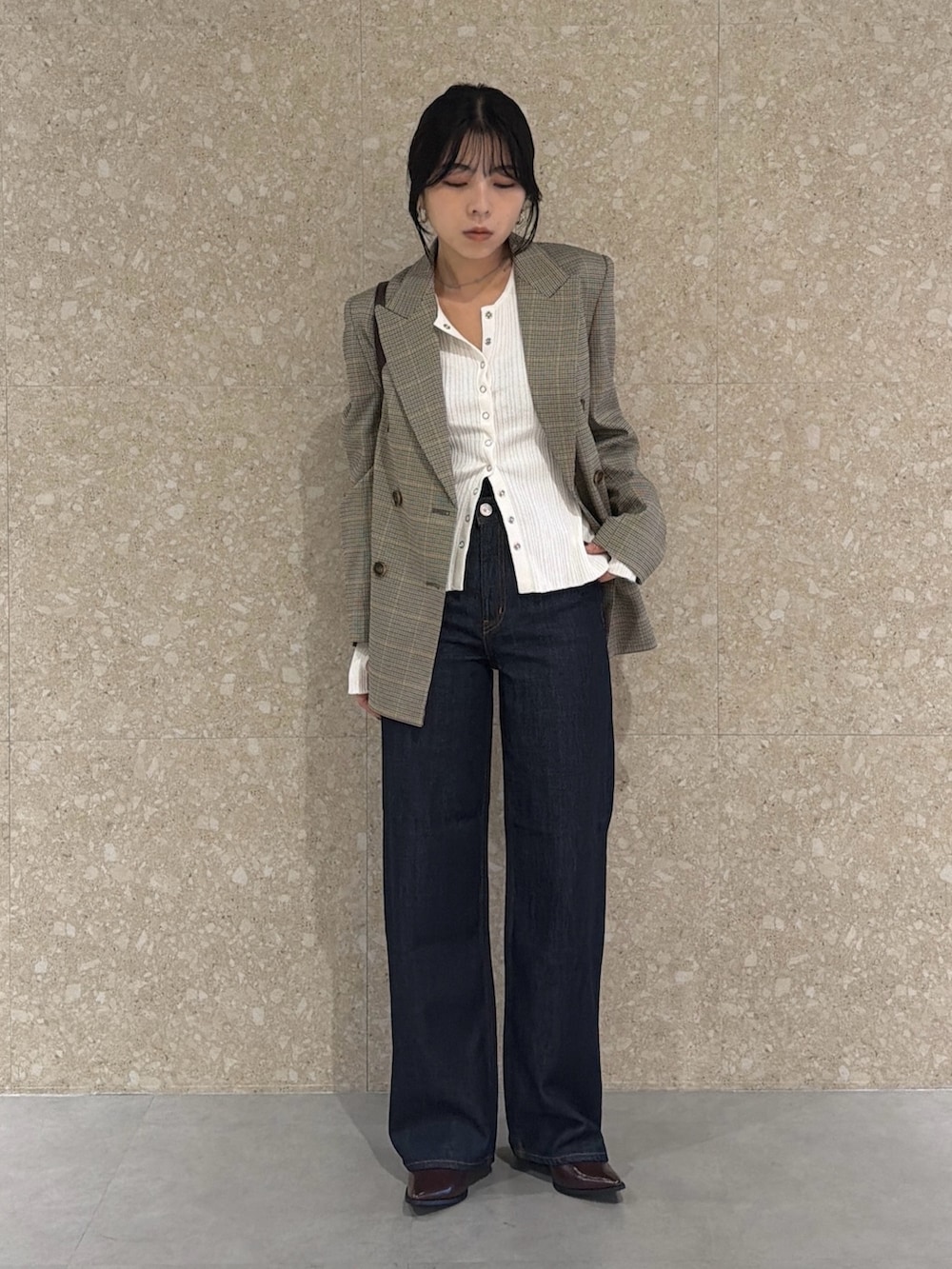 ベージュ系のその他アウター、ホワイト系のニット/セーター、ブルー系のデニムパンツを着用したレディースの秋コーディネートの2枚目の写真