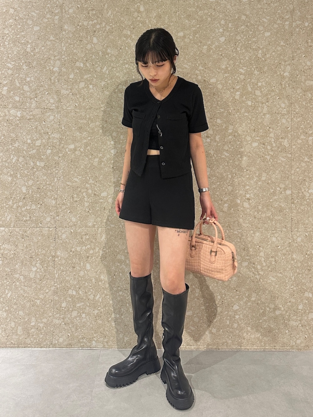 ブラック系のその他パンツ、ブラック系のカーディガン/ボレロ、ブラック系のブーツを着用したレディースの夏コーディネートの2枚目の写真