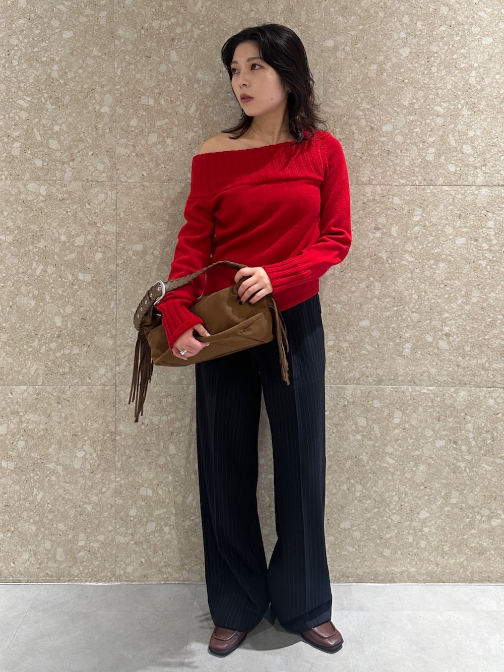 レッド系のニット/セーター、ブラック系のその他パンツ、ブラウン系のローファーを着用したレディースの秋コーディネートの2枚目の写真