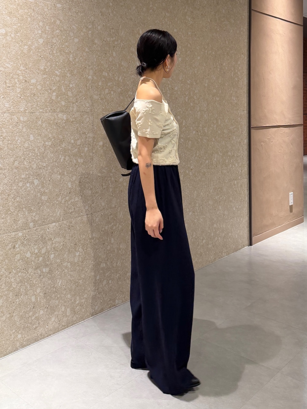 ホワイト系のTシャツ/カットソー、ブルー系のその他パンツ、ブラック系のブーツを着用したレディースの夏コーディネートの3枚目の写真