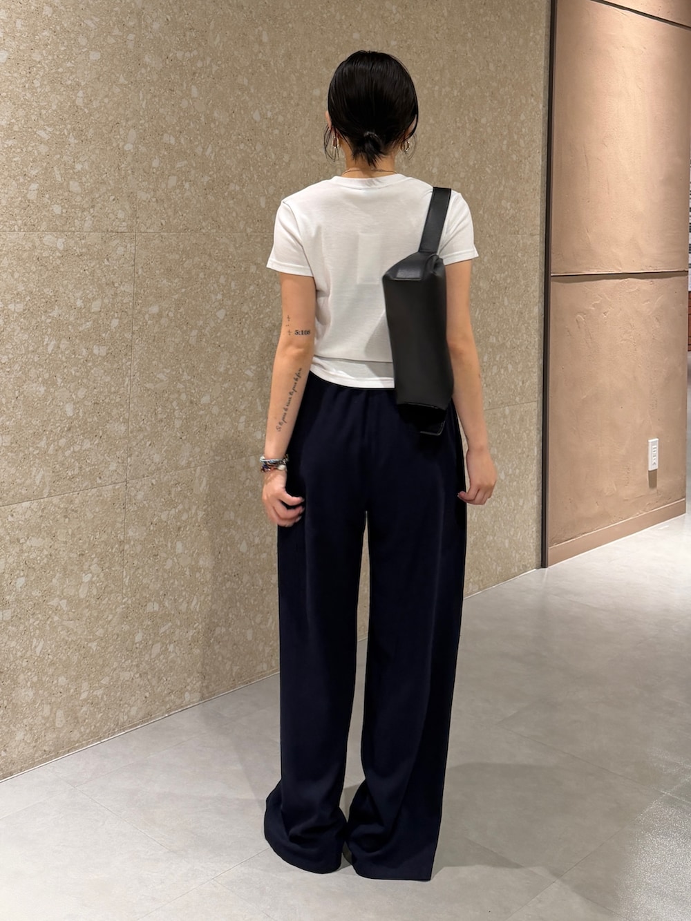 ホワイト系のTシャツ/カットソー、ブルー系のその他パンツ、ブラック系のショルダーバッグを着用したレディースの夏コーディネートの2枚目の写真