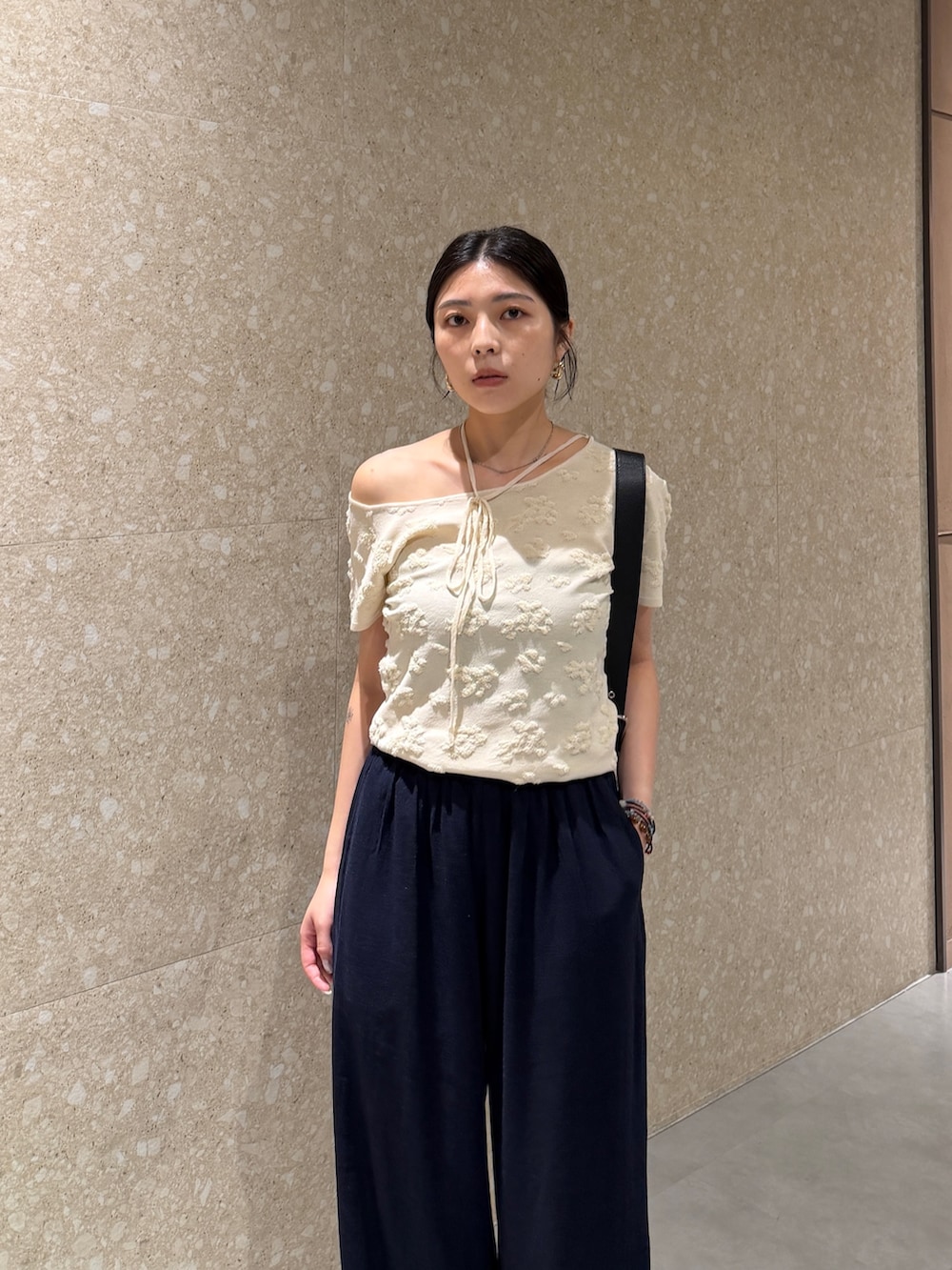 ホワイト系のTシャツ/カットソー、ブルー系のその他パンツ、ブラック系のブーツを着用したレディースの夏コーディネートの4枚目の写真
