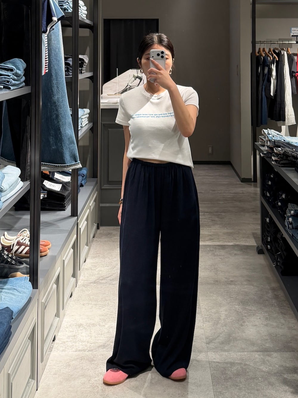 ホワイト系のTシャツ/カットソー、ブルー系のその他パンツ、ブラック系のショルダーバッグを着用したレディースの夏コーディネートの5枚目の写真
