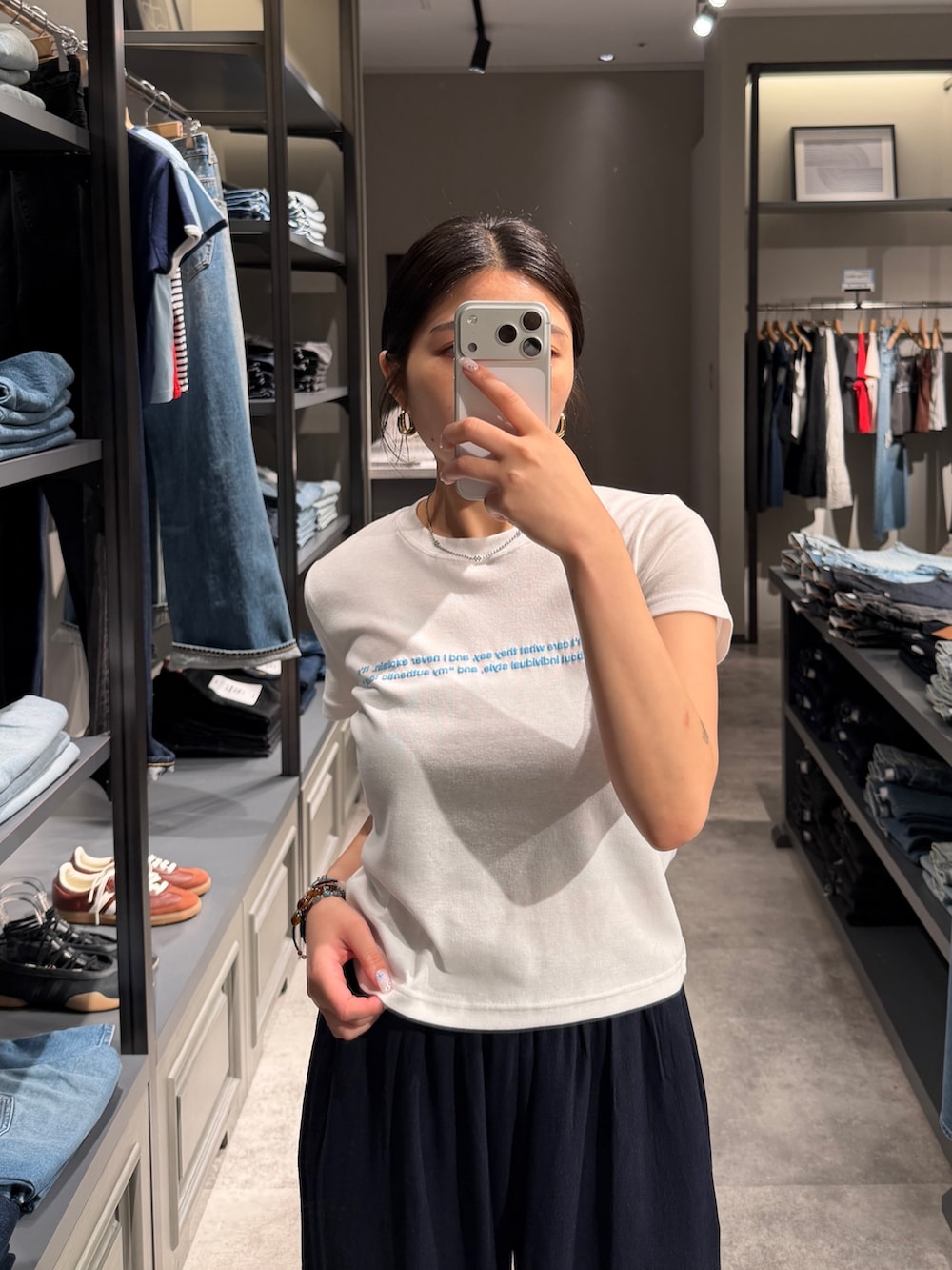 ホワイト系のTシャツ/カットソー、ブルー系のその他パンツ、ブラック系のショルダーバッグを着用したレディースの夏コーディネートの6枚目の写真