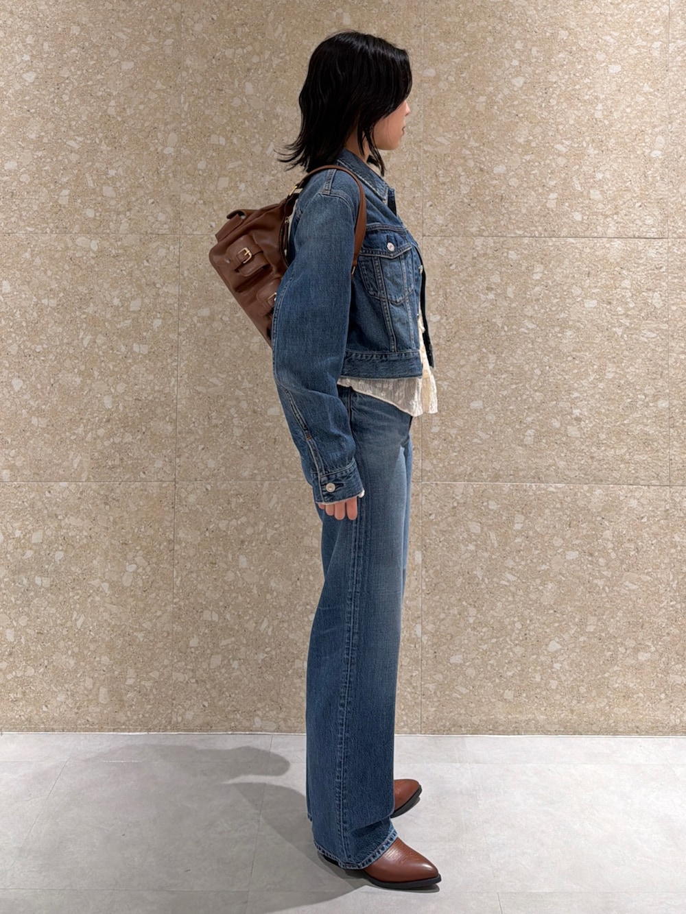 ホワイト系のシャツ/ブラウス、ブルー系のデニムジャケット、ブルー系のデニムパンツを着用したレディースの春コーディネートの4枚目の写真