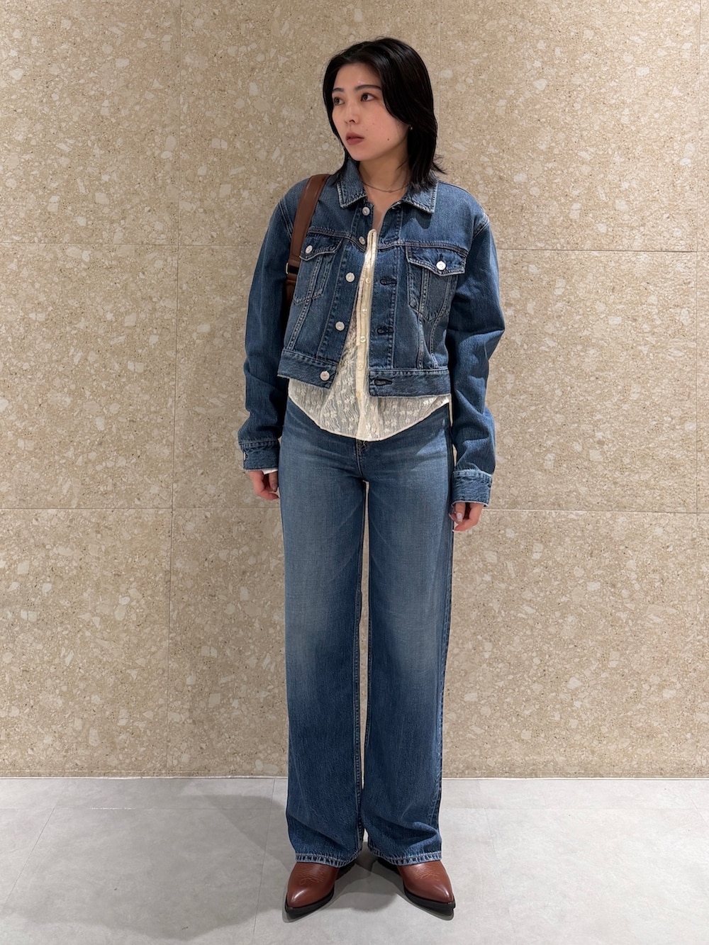 ホワイト系のシャツ/ブラウス、ブルー系のデニムジャケット、ブルー系のデニムパンツを着用したレディースの春コーディネートの2枚目の写真