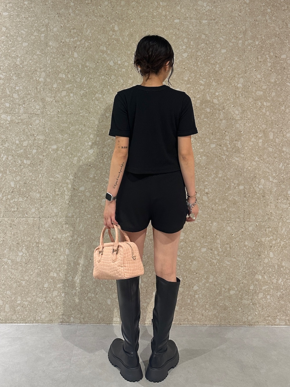 ブラック系のその他パンツ、ブラック系のカーディガン/ボレロ、ブラック系のブーツを着用したレディースの夏コーディネートの3枚目の写真