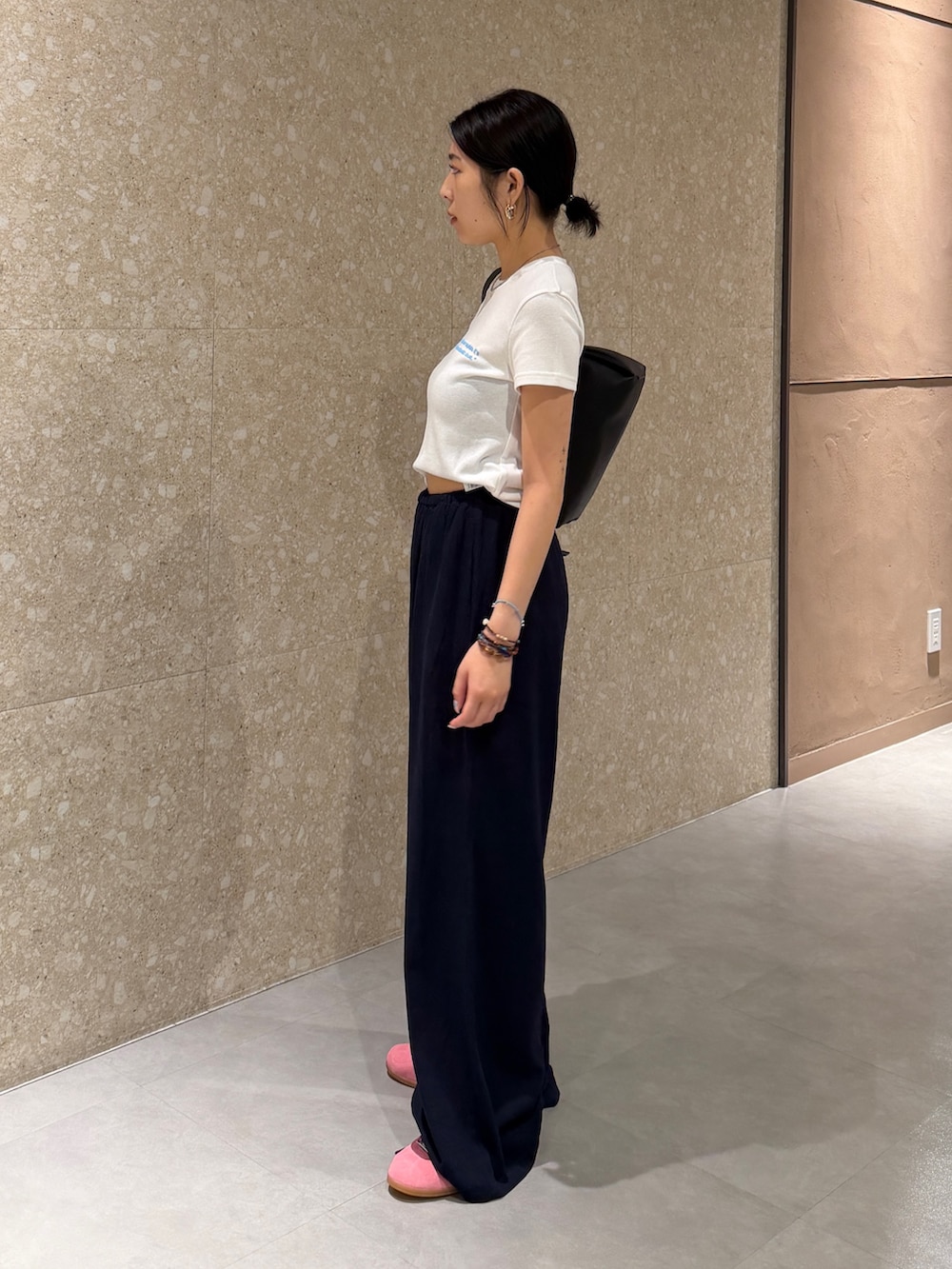 ホワイト系のTシャツ/カットソー、ブルー系のその他パンツ、ブラック系のショルダーバッグを着用したレディースの夏コーディネートの3枚目の写真