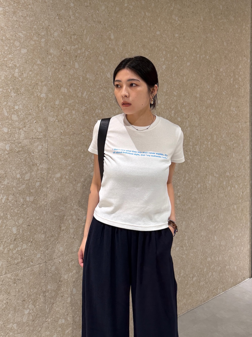 ホワイト系のTシャツ/カットソー、ブルー系のその他パンツ、ブラック系のショルダーバッグを着用したレディースの夏コーディネートの4枚目の写真