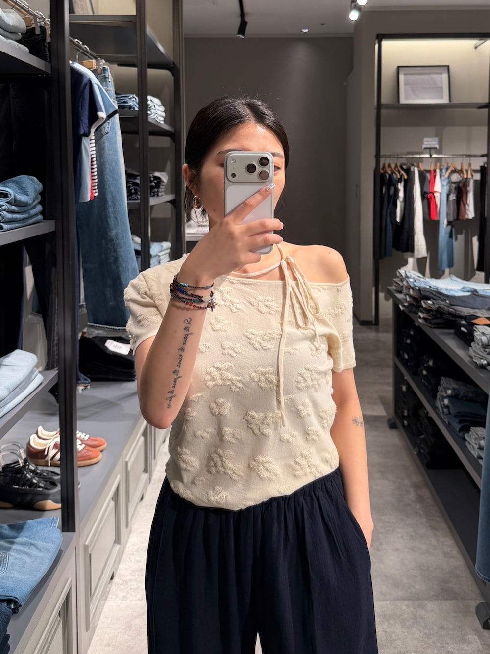 ホワイト系のTシャツ/カットソー、ブルー系のその他パンツ、ブラック系のブーツを着用したレディースの夏コーディネートの5枚目の写真