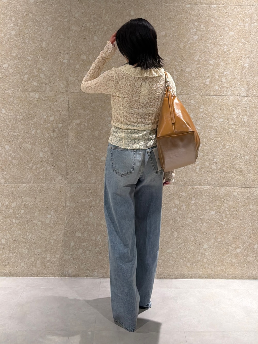 ホワイト系のシャツ/ブラウス、ブルー系のデニムパンツ、ブラウン系のブーツを着用したレディースの春コーディネートの5枚目の写真