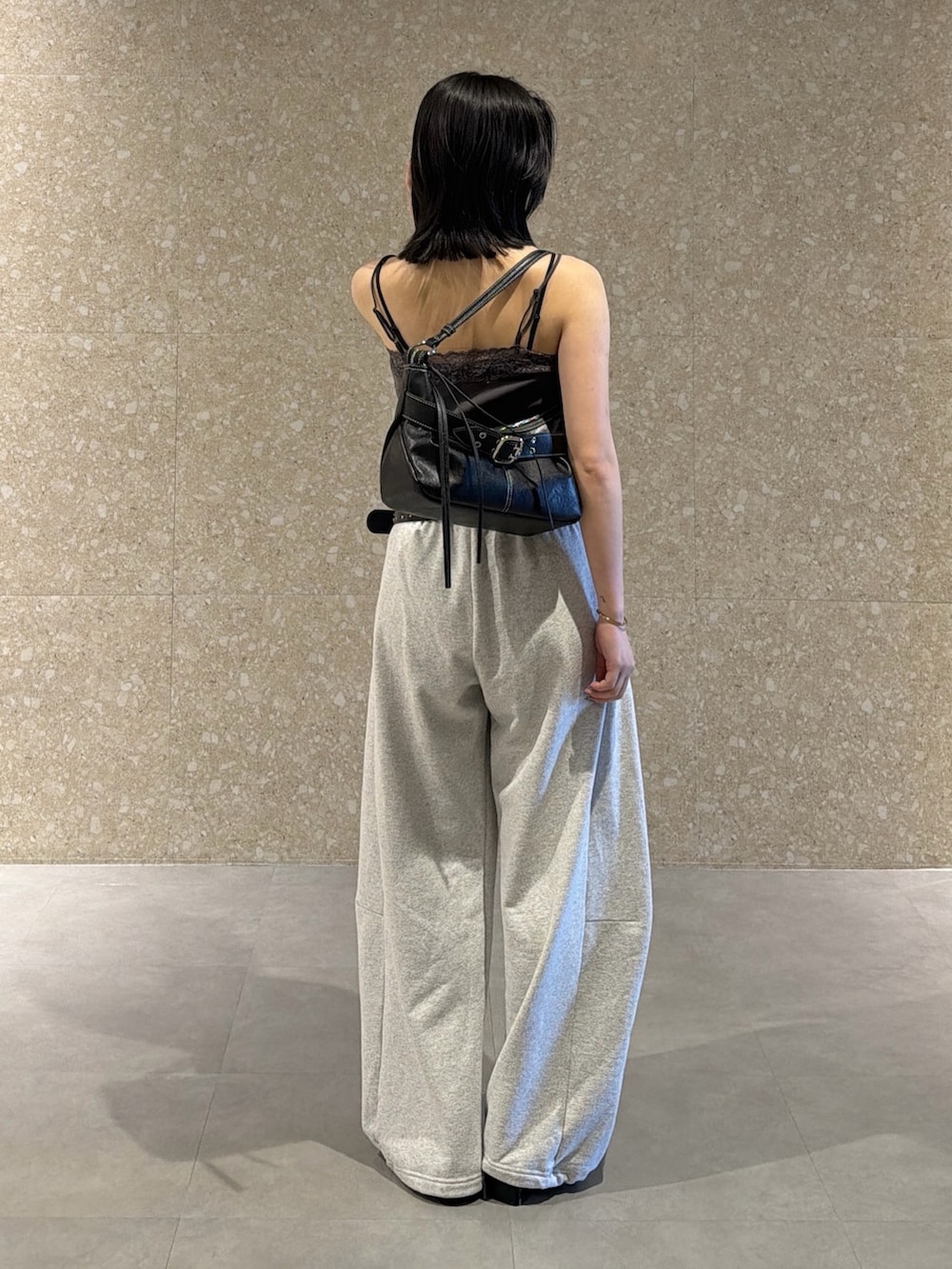 グレー系のスウェットパンツ、ブラック系のサンダル、ブラック系のキャミソールを着用したレディースの春コーディネートの4枚目の写真