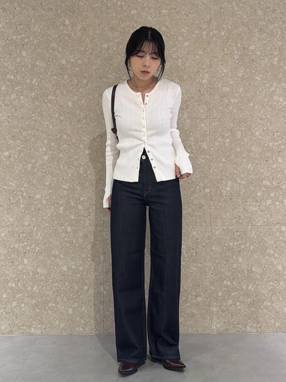 ホワイト系のニット/セーター、ブルー系のデニムパンツ、レッド系のパンプスを着用したレディースの秋コーディネートの2枚目の写真