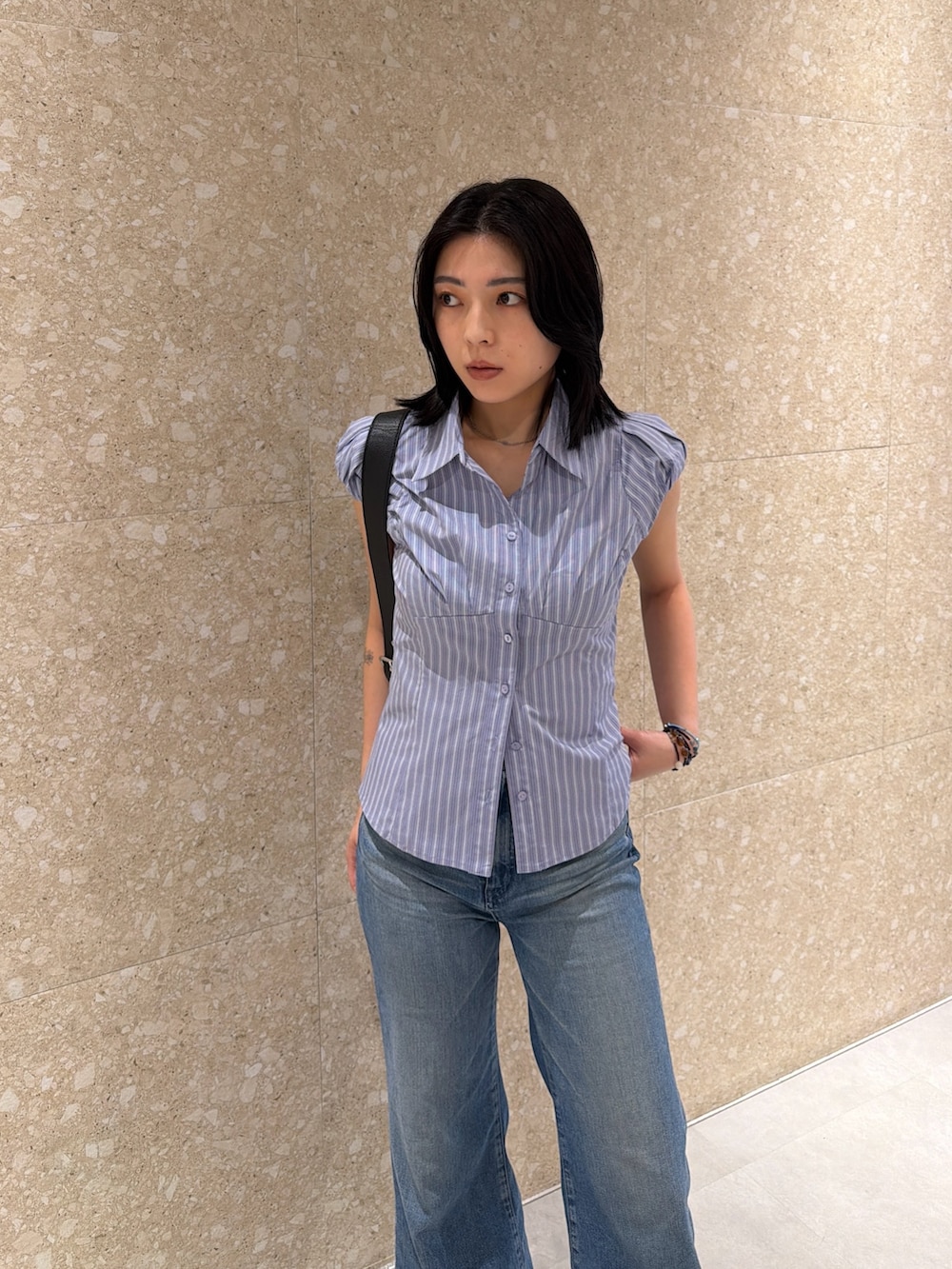 ブルー系のシャツ/ブラウス、ブルー系のデニムパンツ、ブラック系のブーツを着用したレディースの夏コーディネートの4枚目の写真