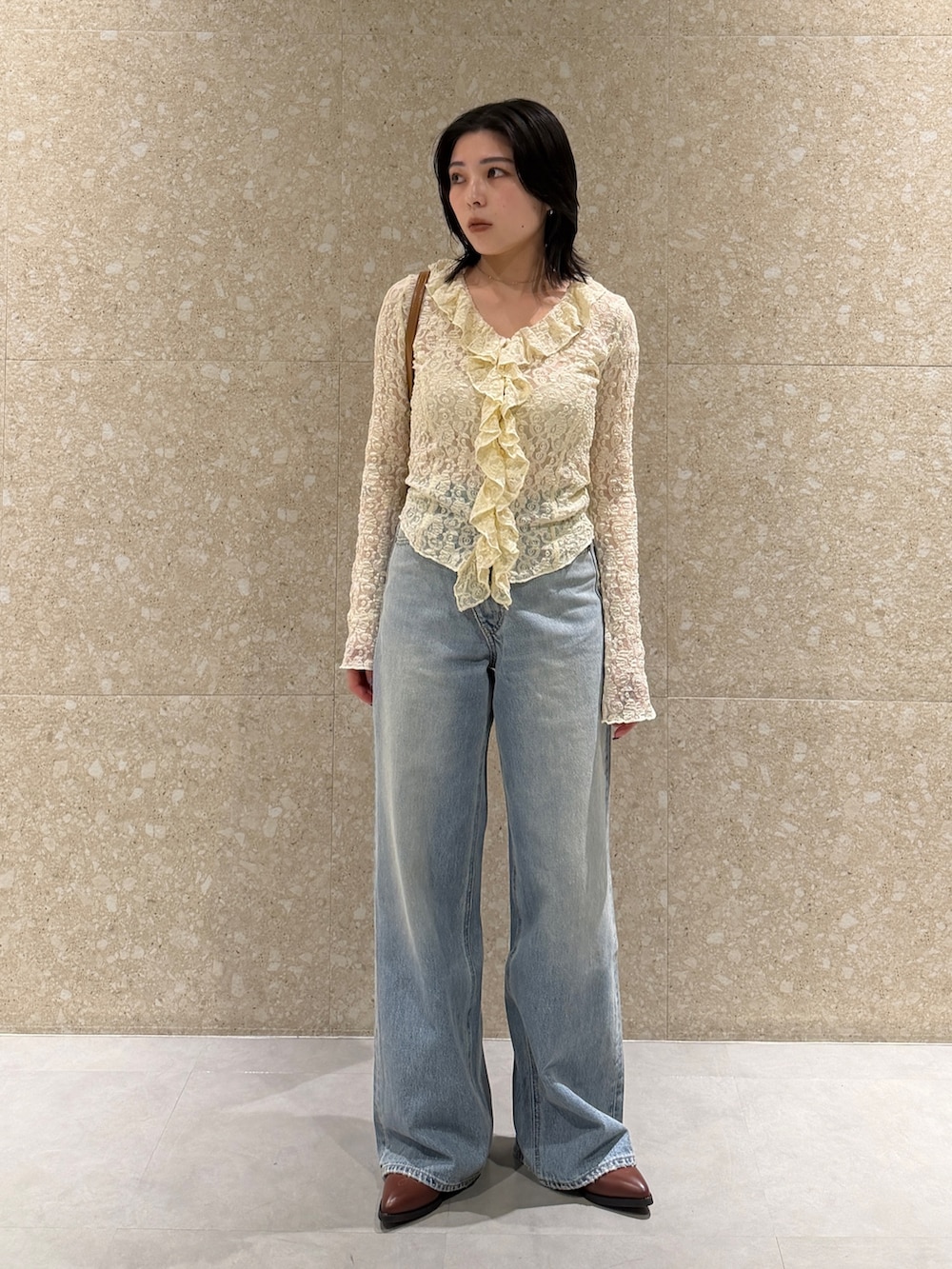 ホワイト系のシャツ/ブラウス、ブルー系のデニムパンツ、ブラウン系のブーツを着用したレディースの春コーディネートの2枚目の写真