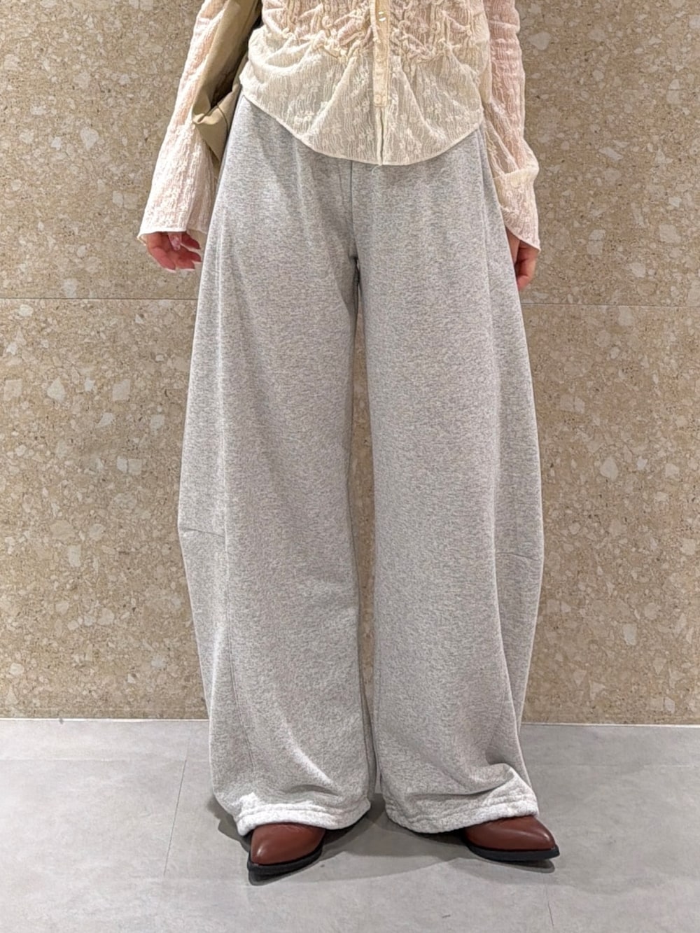 グレー系のスウェットパンツ、ホワイト系のシャツ/ブラウス、ベージュ系のショルダーバッグを着用したレディースの春コーディネートの6枚目の写真