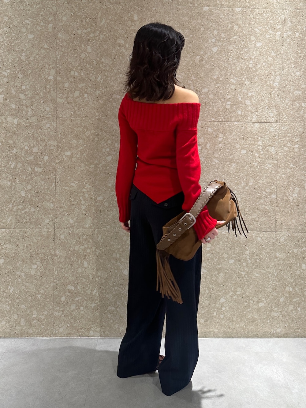 レッド系のニット/セーター、ブラック系のその他パンツ、ブラウン系のローファーを着用したレディースの秋コーディネートの3枚目の写真