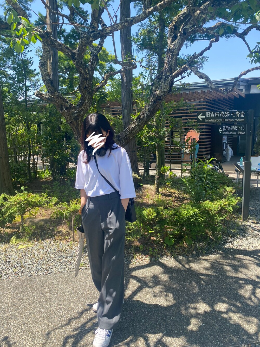「シンプル、ラクチンコーデ、UNIQLO、adidas、白Tシャツ、スニーカー」｜「UNIQLOのアイテム（Tシャツ/カットソー、ホワイト系）」を使った、NAO☺︎さん（レディース・159cm）の春コーディネートの2枚目の写真