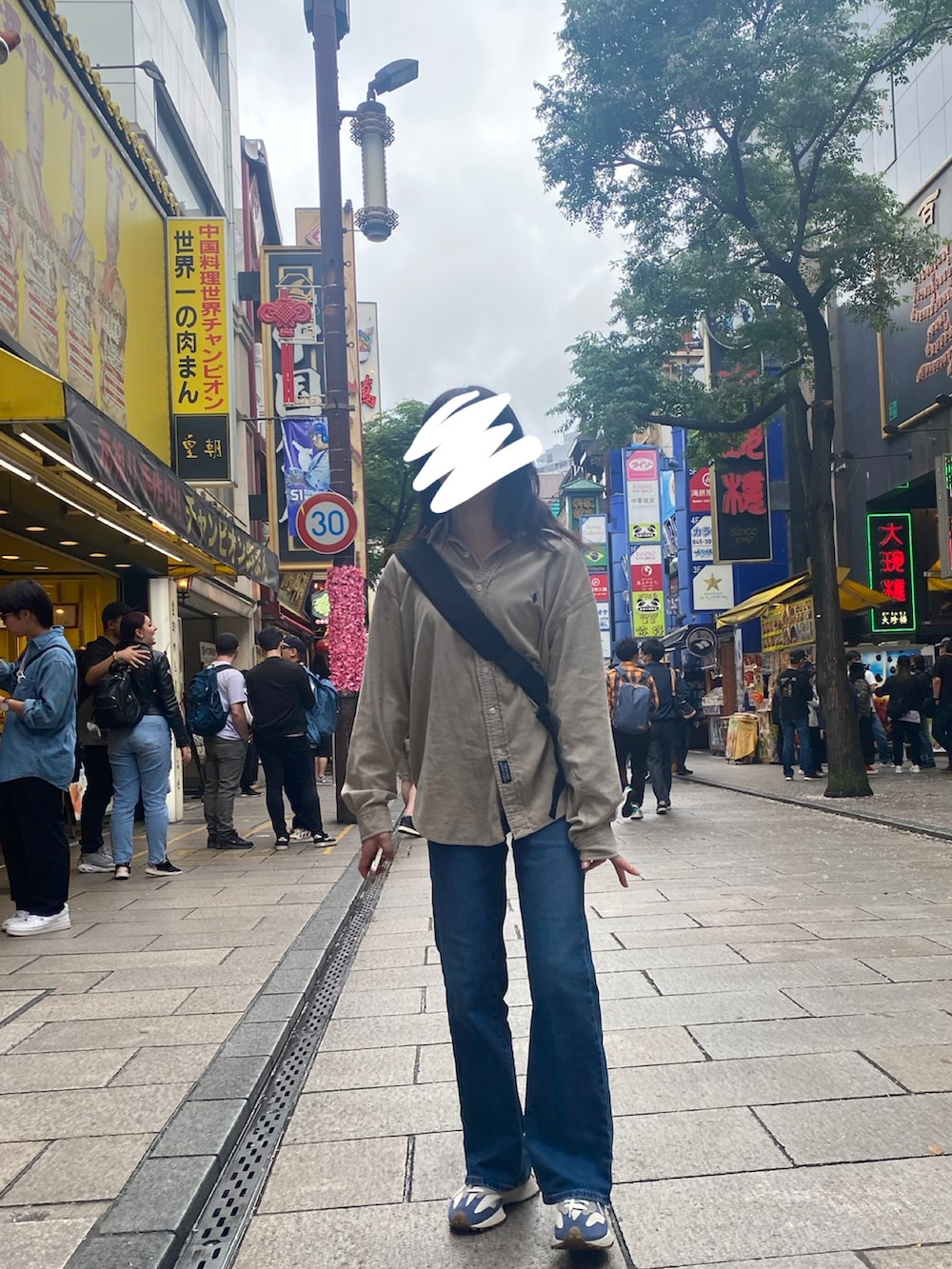 「バッグ、三角バッグ、ボディバッグ、ジーンズ、デニム、古着、NEWBALANCE、Polo Ralph Lauren、野球観戦」｜「POLO RALPH LAURENのアイテム（シャツ/ブラウス、ベージュ系）」を使った、NAO☺︎さん（レディース・159cm）の春コーディネートの3枚目の写真