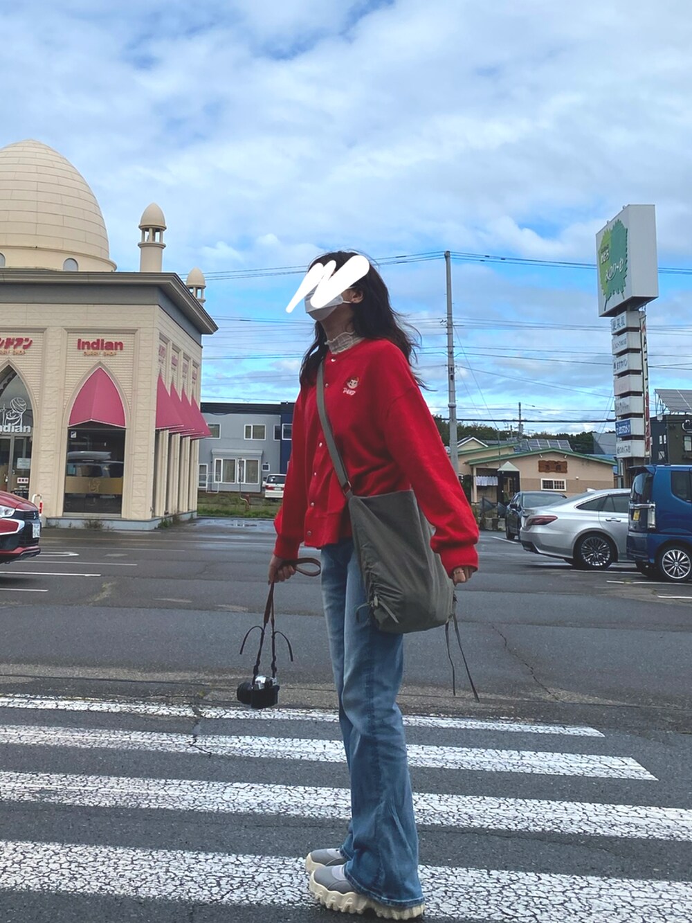 「ペコちゃん、レッド、ジーンズ、moussy、Samansa Mos2、ショルダーバッグ、秋服まるっと大公開、カーキ、休日スタイル、おでかけコーデ、秋コーデ、大人かわいい、シアートップス、初秋コーデ、旅行コーデ」｜「Samansa Mos2のアイテム（ショルダーバッグ、グリーン系）」を使った、NAO☺︎さん（レディース・159cm）の秋コーディネートの3枚目の写真