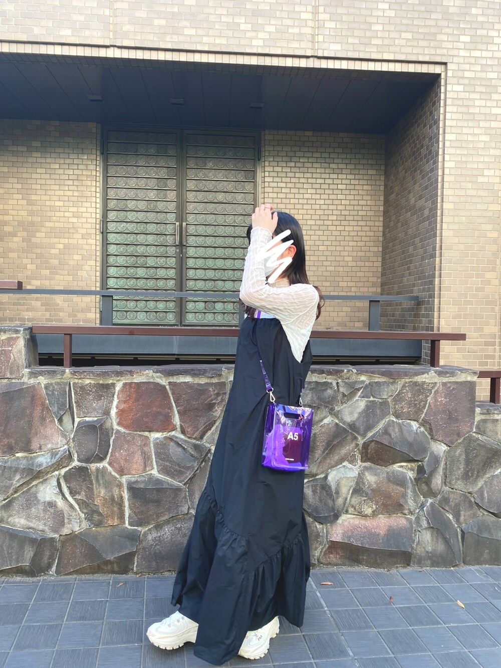 「休日スタイル、カジュアルコーデ、シアートップス、シースルー、ワンピース、NANA-NANA、FILA、GRL、Kastane、キャミワンピ、スニーカー」｜「Kastaneの【低身長向けサイズ展開あり/新色追加】ボリュームティアードキャミドレス（ワンピース、ブラック系）」を使った、NAO☺︎さん（レディース・159cm）の春コーディネートの2枚目の写真