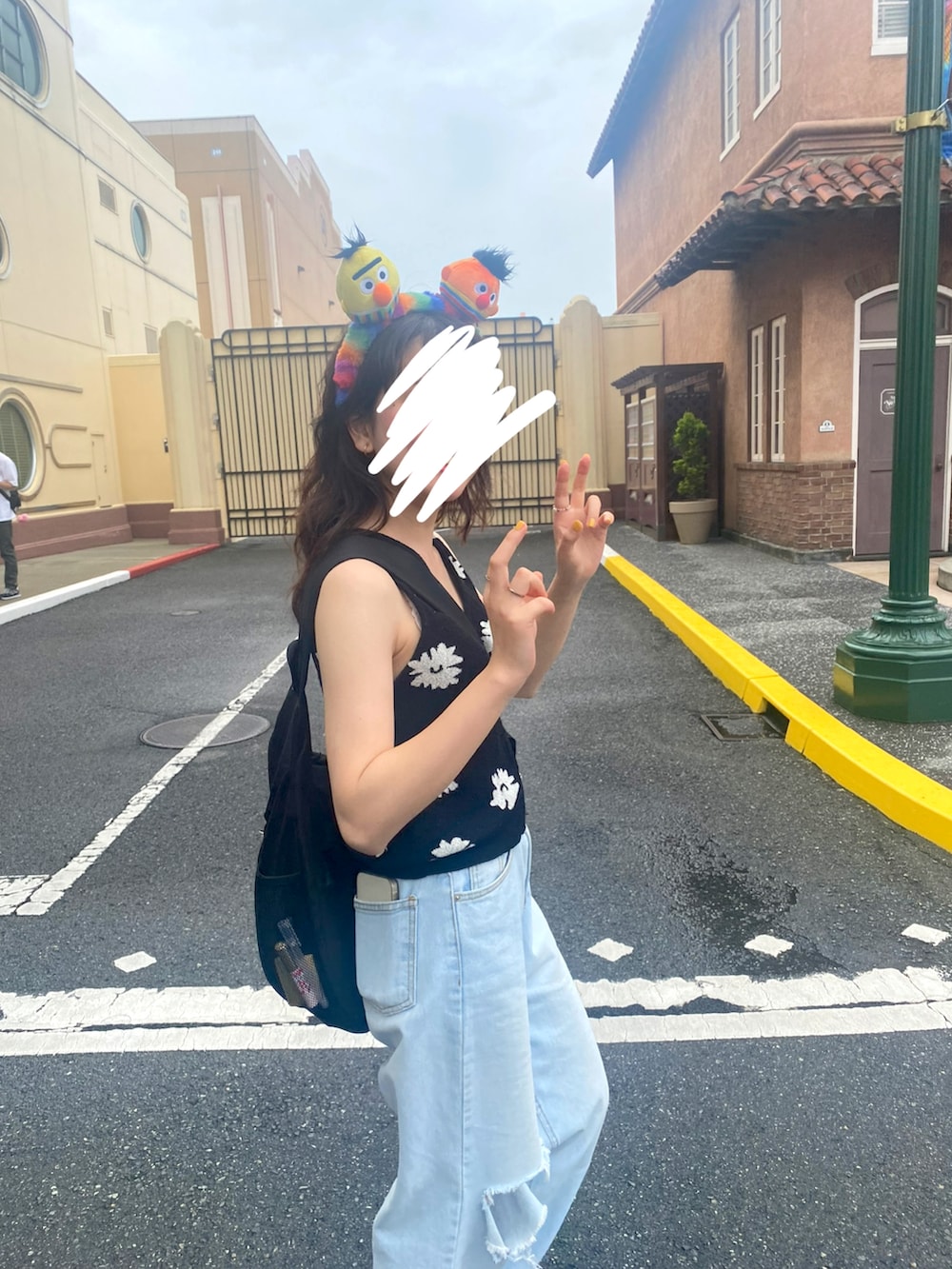 「USJ、ユニバ、ダメージデニムパンツ、ノースリーブ、ニットベスト、スニーカー、夏コーデ、ショルダーバッグ、休日スタイル」｜「商店街の文具屋さんのアイテム（ショルダーバッグ、ブラック系）」を使った、NAO☺︎さん（レディース・159cm）の夏コーディネートの2枚目の写真